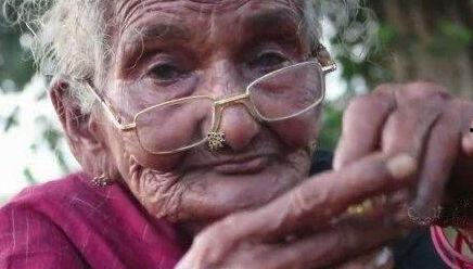 印度网红夫妇吃瓜